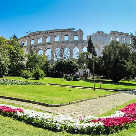 In Pula/istrien 27321 Pula